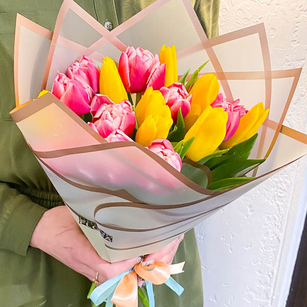 Апрельское приключение - букет из желтых и розовых тюльпанов